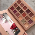 Swatch de Mnpss : The New Nude Palette - Palette de fards à paupières, Huda Beauty