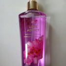 Swatch de Londoner : Brume parfumée Love Addict, Victoria's secret