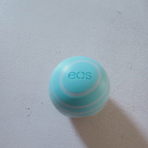Swatch de Londoner : Baume à Lèvres Smoothie Sphere Lip Balm, Eos