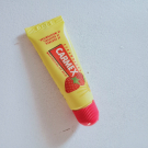 Swatch de Londoner : Strawberry Baume Hydratant Lèvres, Carmex