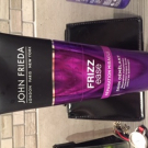 Swatch de Clairousha : Soin Démêlant Frizz Ease Miraculous Recovery, John Frieda