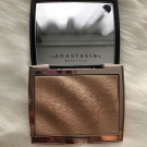 Swatch de Yous94 : Highlighter Amrezy, Anastasia Beverly Hills