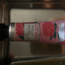 Swatch de mkxnoemie : Crème Mains Pivoine Flora Edition Limitée, L'Occitane