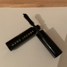 Swatch de ICharles80 : Velvet Noir - Mascara Volume Spectaculaire, Marc Jacobs Beauty