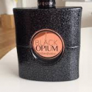 Swatch de Nanush : Black Opium Eau de parfum, Yves Saint Laurent