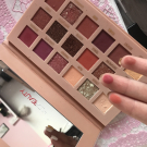 Swatch de Mnpss : The New Nude Palette - Palette de fards à paupières, Huda Beauty