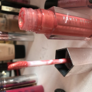 Swatch de Mnpss : Gloss Bomb Universal Lip Luminizer - Enlumineur à Lèvres Universel, Fenty Beauty by Rihanna