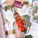 Swatch de It's Blossom Tea : Huile Somptueuse de L'Orient, Cinq Mondes