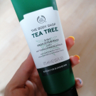 Swatch de marine.abba : Exfoliant Purifiant Instantané Arbre à Thé, The Body Shop