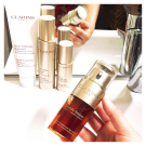 Swatch de Fairouztst : Double Serum - Traitement Complet Anti-Âge Intensif, Clarins
