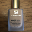 Swatch de Louloudel : Double Wear Teint longue tenue intransférable SPF 10, Estée Lauder