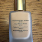 Swatch de Louloudel : Double Wear Teint longue tenue intransférable SPF 10, Estée Lauder