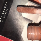 Swatch de amlmz : Gloss Bomb Universal Lip Luminizer - Enlumineur à Lèvres Universel, Fenty Beauty by Rihanna