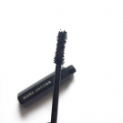 Swatch de Douceurapaillettes : Velvet Noir - Mascara Volume Spectaculaire, Marc Jacobs Beauty