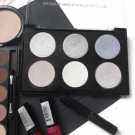 Swatch de Douceurapaillettes : Glow & highlights palette, Action