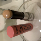 Swatch de Adebourni : Boi-ing Hydrating lightweight - Anticernes Hydratant, Benefit Cosmetics