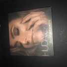 Swatch de Itsnotmilq : 3D Highlighter Palette Palette d'enlumineurs, Huda Beauty