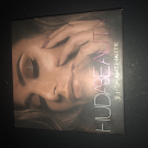 Swatch de Itsnotmilq : 3D Highlighter Palette Palette d'enlumineurs, Huda Beauty