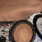 Swatch de Mediha : Poudre Highlighter Extra dimension, Mac