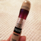 Swatch de Narin.k : Instant Anti Age l'Effaceur Yeux, Maybelline New York