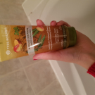 Swatch de Litalienne_57 : Gel Douche Gommant Energisant Mangue Coriandre, Yves Rocher