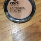 Swatch de Poponnette : Poudre Compacte Certifiée Bio, Avril