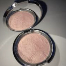 Swatch de Camille.s83 : BECCA x SANANAS Parisian Lights - Shimmering Skin Perfector Pressed Highlighter, Becca