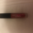 Swatch de Emy_whop : Liquid Matte - Rouge à Lèvres liquide mat, Huda Beauty