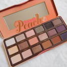 Swatch de Byzouin : Sweet Peach Palette de fards à paupières, Too Faced