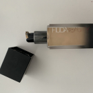 Swatch de Esroush : #FauxFilter - Fond de Teint Crème Haute Couvrance, Huda Beauty