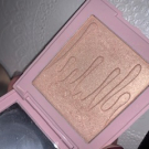 Swatch de camille.rchr : PRESSED ILLUMINATING POWDER, Kylie Cosmetics