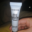 Swatch de FilleBizarre.exe : Eye shadow primer hydrating, Max & More