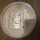 Swatch de Louloudel : Stay Matte Poudre compacte Matifiante, Rimmel London