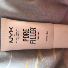 Swatch de Alyvu : Pore Filler, NYX