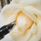 Swatch de alostygirl : The Overachiever Concealer - Crème anticernes haute couvrance, Huda Beauty