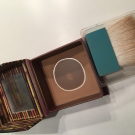 Swatch de Plule28 : Hoola - Poudre Soleil, Benefit Cosmetics