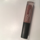 Swatch de Plule28 : Liquid Matte - Rouge à Lèvres liquide mat, Huda Beauty