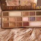Swatch de ccKedii : Chocolate bar - Palette de fards à paupières, Too Faced