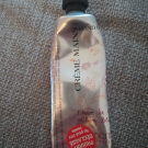 Swatch de anissafraise : Crème Mains Fleurs de Cerisier, L'Occitane