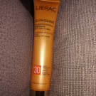 Swatch de anissafraise : LIERAC SUNISSIME BB FLUIDE PROTECTEUR DORE ANTI-AGE GLOBAL SPF50, Lierac