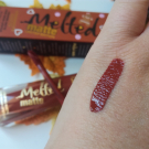 Swatch de Mzelle Cupcake : Melted Matte Gingerbread Rouge à lèvres mat édition limitée, Too Faced