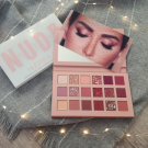 Swatch de Mzelle Cupcake : The New Nude Palette - Palette de fards à paupières, Huda Beauty
