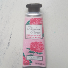 Swatch de Gabhy : Crème Mains Pivoine Flora Edition Limitée, L'Occitane