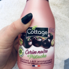 Swatch de Marinatxr : Douche Lait Hydratante Cerise Noire et Pistache, Cottage