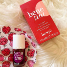 Swatch de mq118647 : Benetint Blush Liquide Joues et Lèvres, Benefit Cosmetics