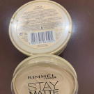 Swatch de mq118647 : Stay Matte Poudre compacte Matifiante, Rimmel London