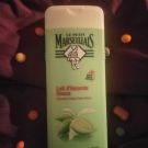Swatch de fl.eur1660 : Douche Crème Extra Doux Lait D'amande Douce, Le Petit Marseillais