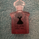 Swatch de Harada : La Petite Robe Noire - Eau de Parfum, Guerlain