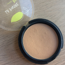Swatch de GuntilipsSkincare : Poudre Compacte Certifiée Bio, Avril