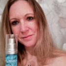 Swatch de Rosenoire : Hydro Boost®: Sérum perles booster survitaminé, Neutrogena